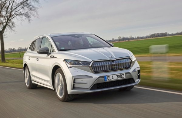 Най-добър вносен средноразмерен SUV

Добре обмислен и интелигентно проектиран, Enyaq блести с типичните за Skoda качества. Дизайнът му е скромен и вечен. Вътрешните решения са функционални и без излишни екстри. Но е просторен, удобен и практичен до последния детайл. Високите хора могат да намерят удобно място не само отпред, но и на задната седалка.

Със задно предаване и електрически мотор от 286 к.с. - чехът ускорява мощно и бързо. Взима от от 0 до 100 км/ч за 6,7 секунди и достига максимална скорост от 180. Рекуперацията може да се регулира на три степени. С тестова консумация от 23,7 kWh/100 км - той изминава 368 километра. Приятно тих автомобил. Skoda сега прави актуализация на модела.